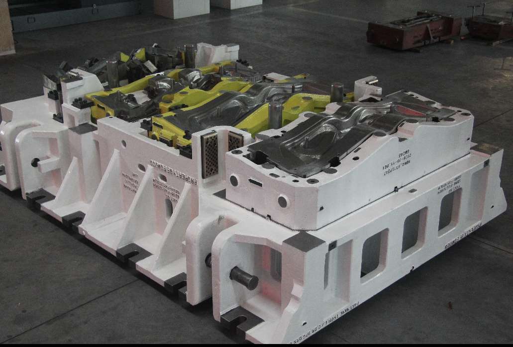 为美国一家公司制造的多工位模具